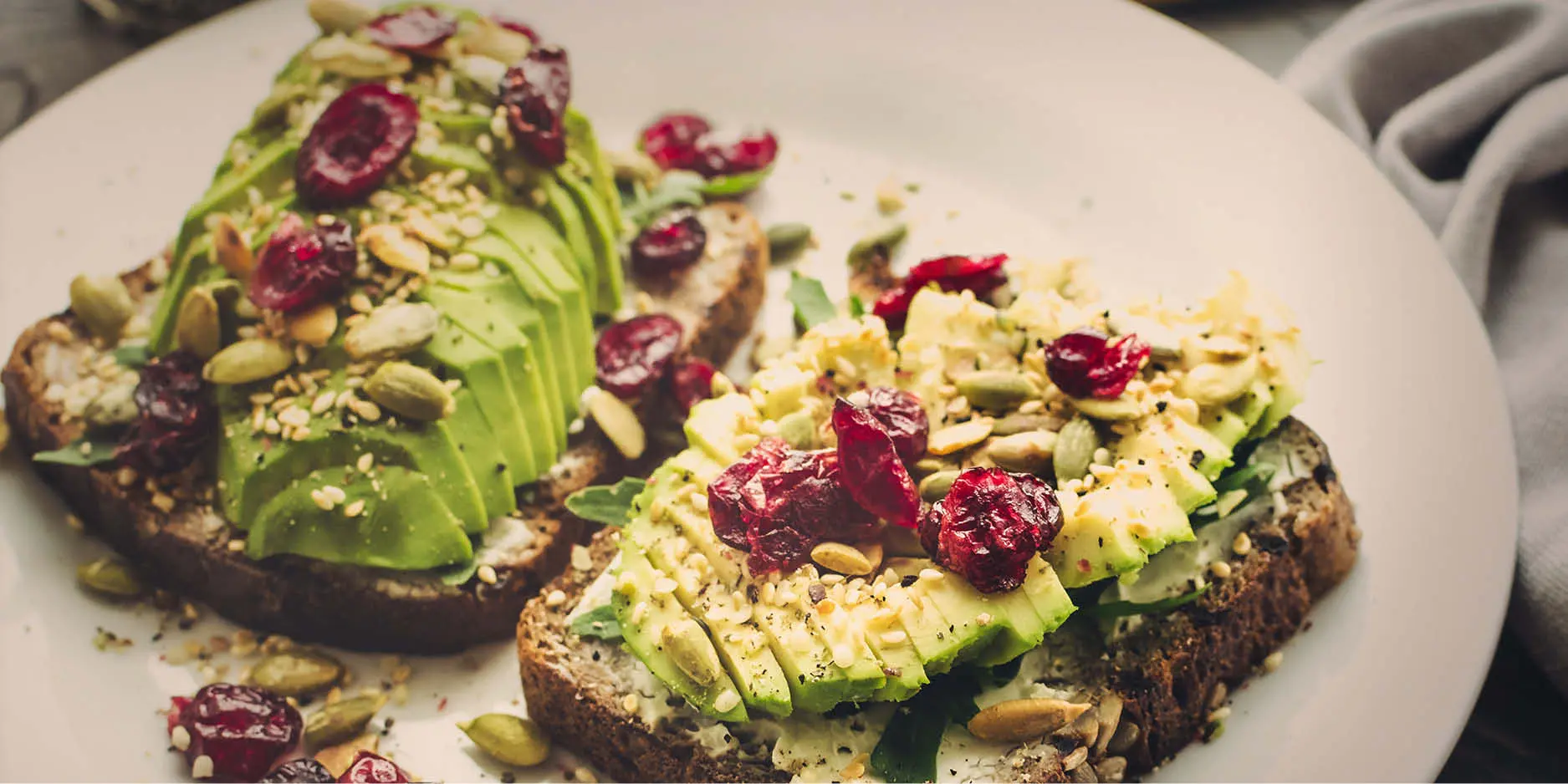 Pumpernickel mit Frischkäse und Avocado