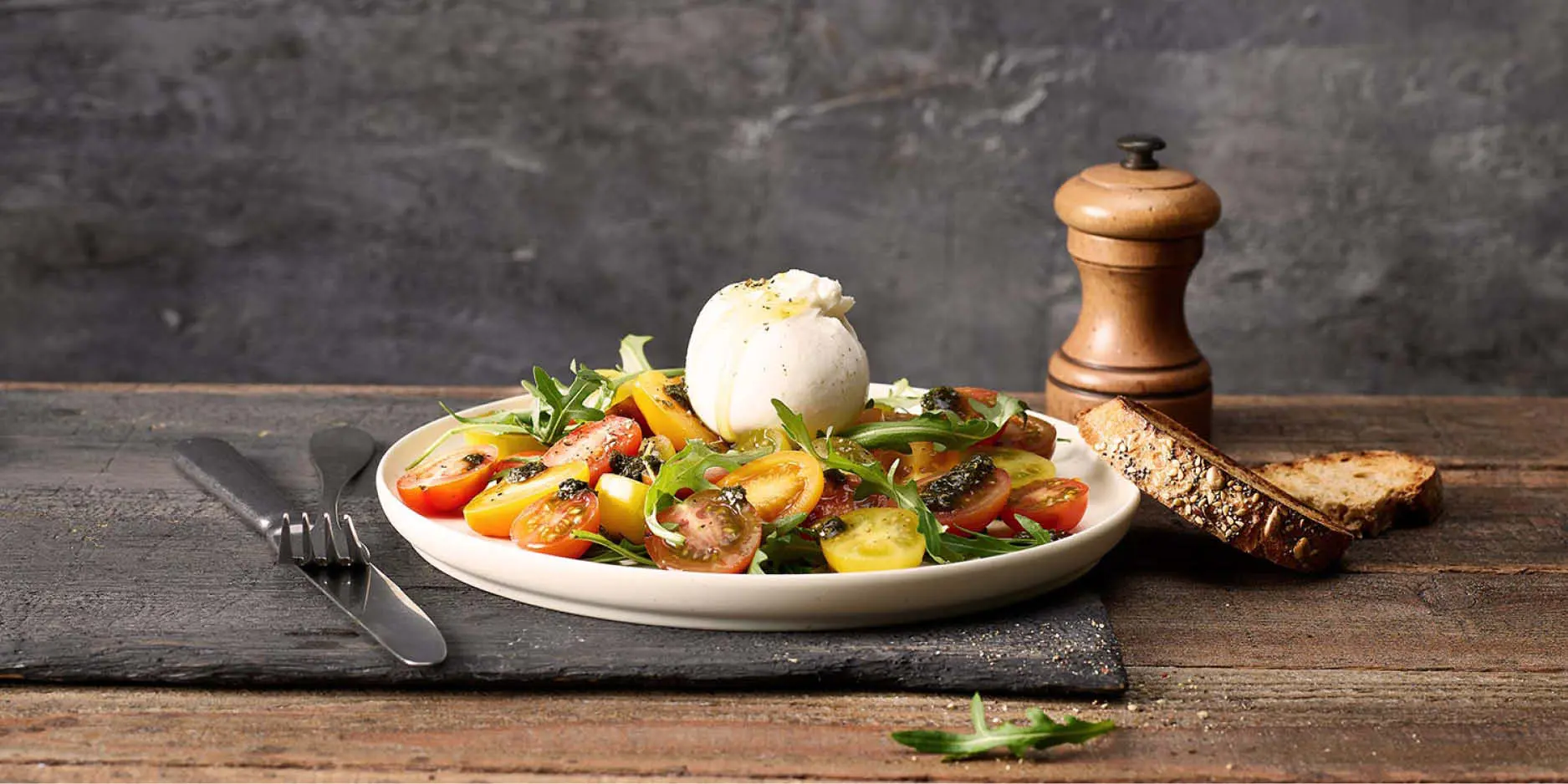 Regenbogen-Caprese mit Basilico-Pesto