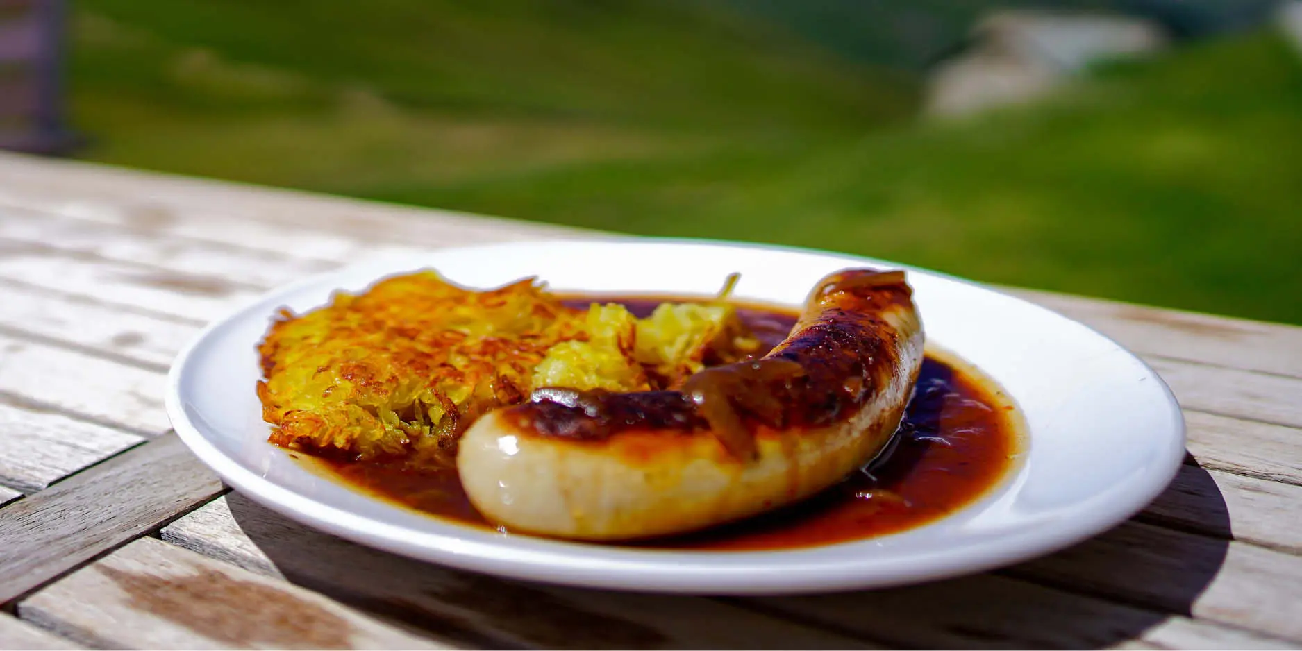 Röschti mit Bratwurscht und Boellesose