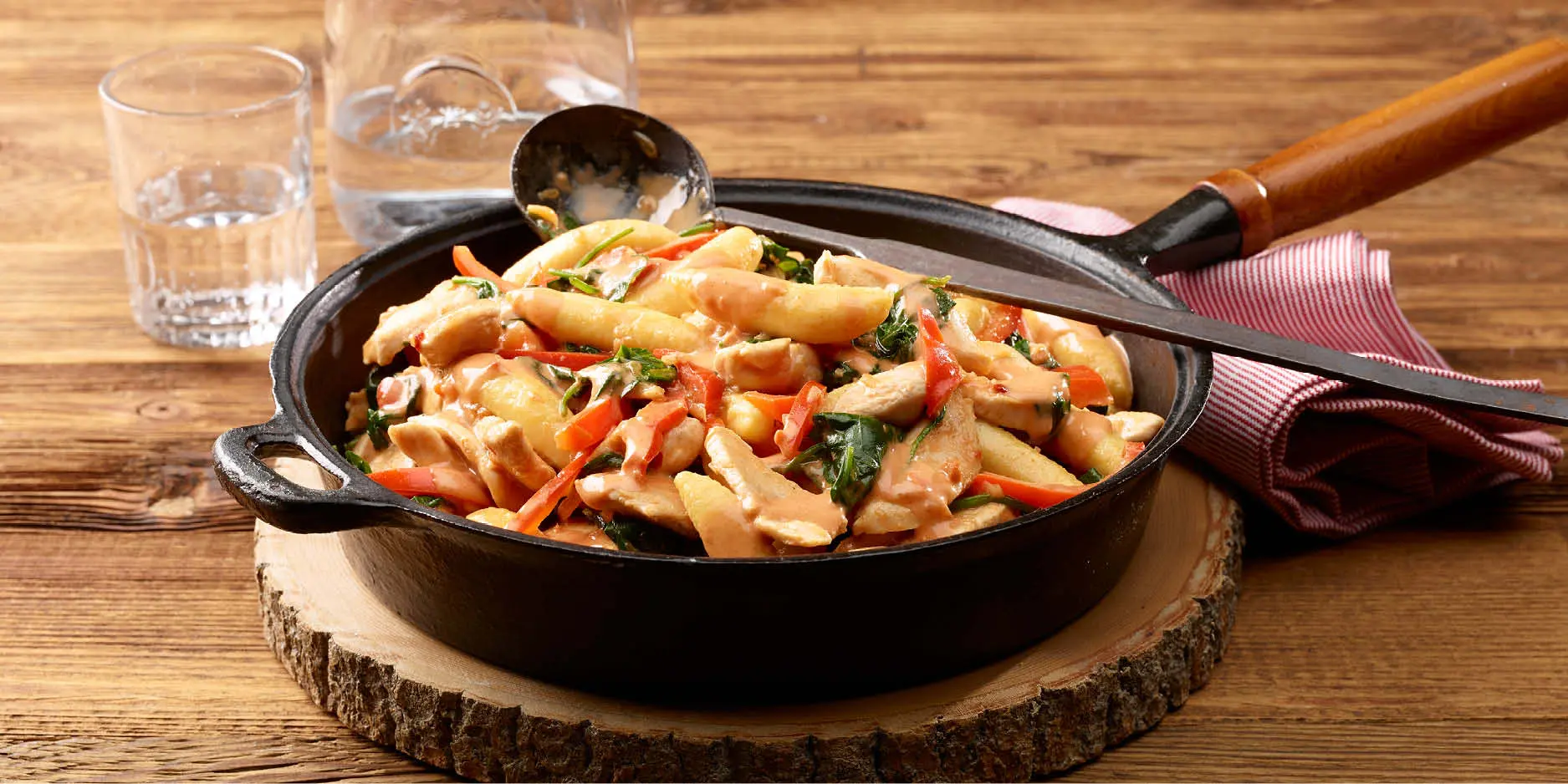 Schupfnudelpfanne mit Peperoni und Spinat