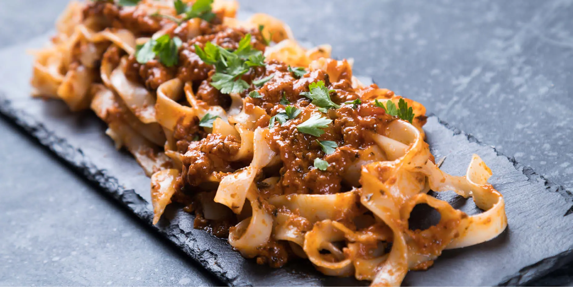 Selbstgemachte Pasta mit Sauce Bolognese