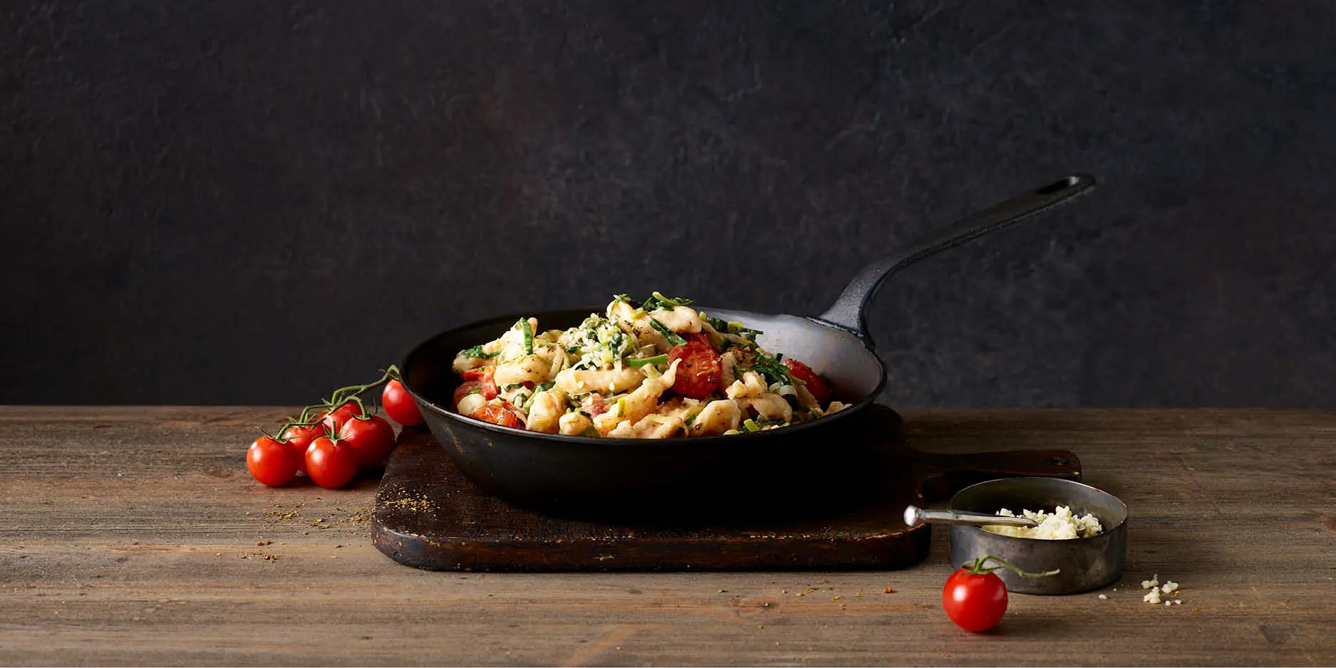 Spätzlipfanne mit Lauch und Tomaten