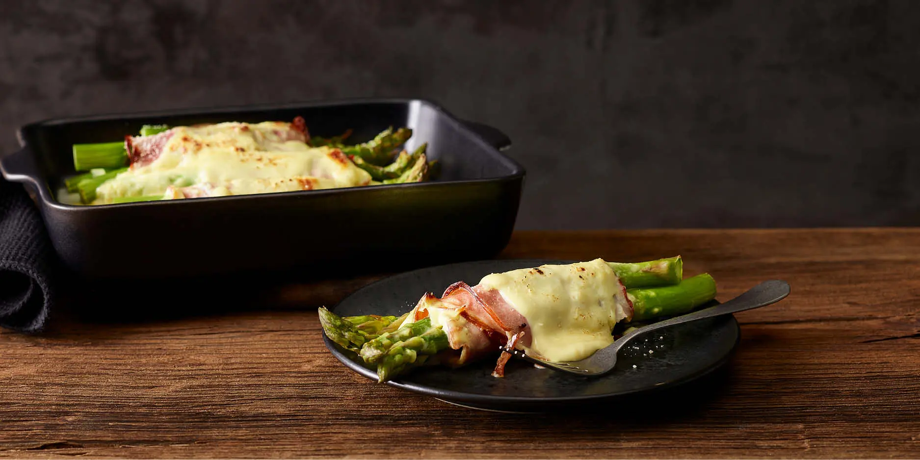 Gratin di prosciutto e asparagi con salsa olandese
