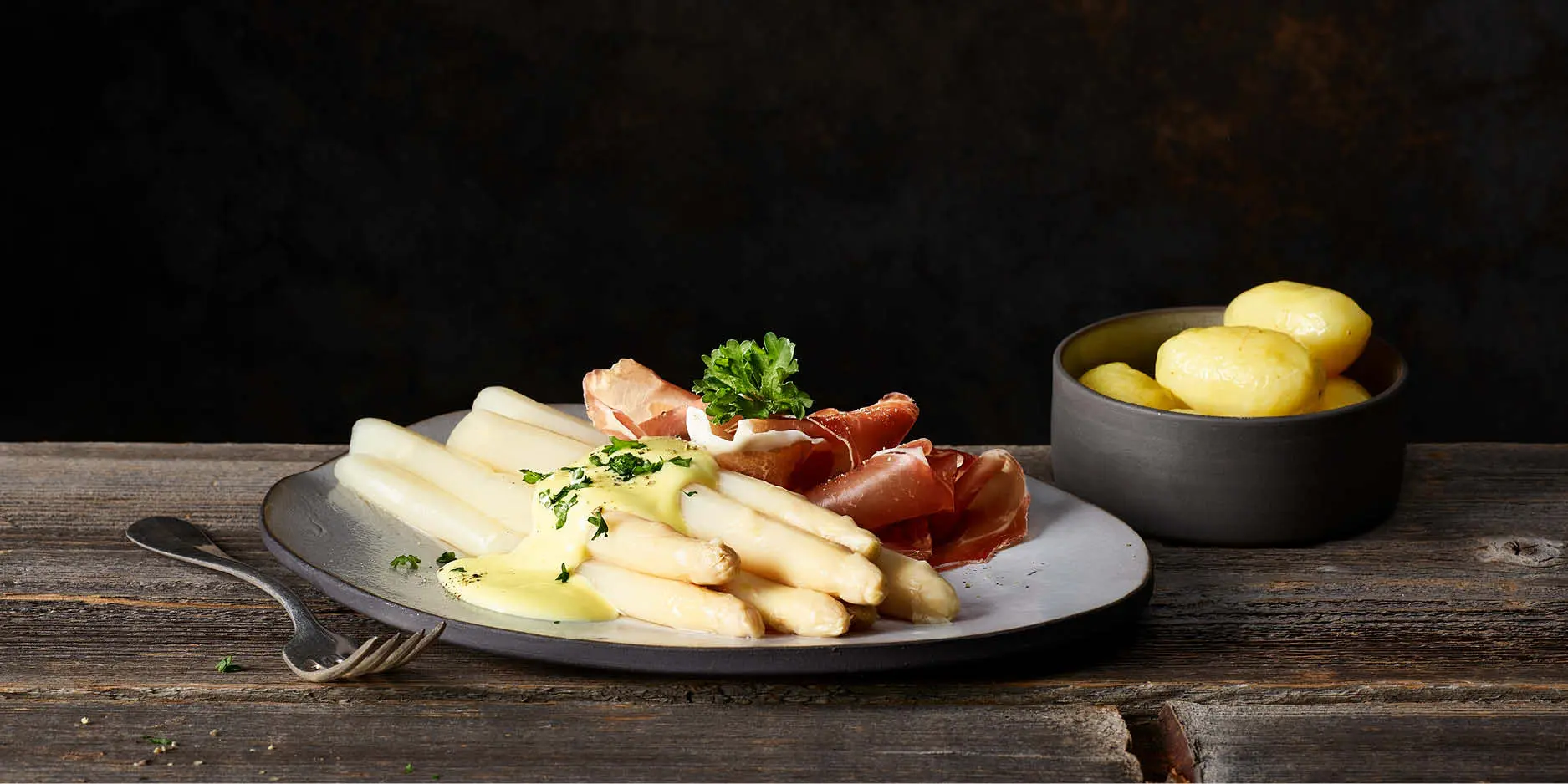 Spargeln mit Sauce Hollandaise und Salzkartoffeln