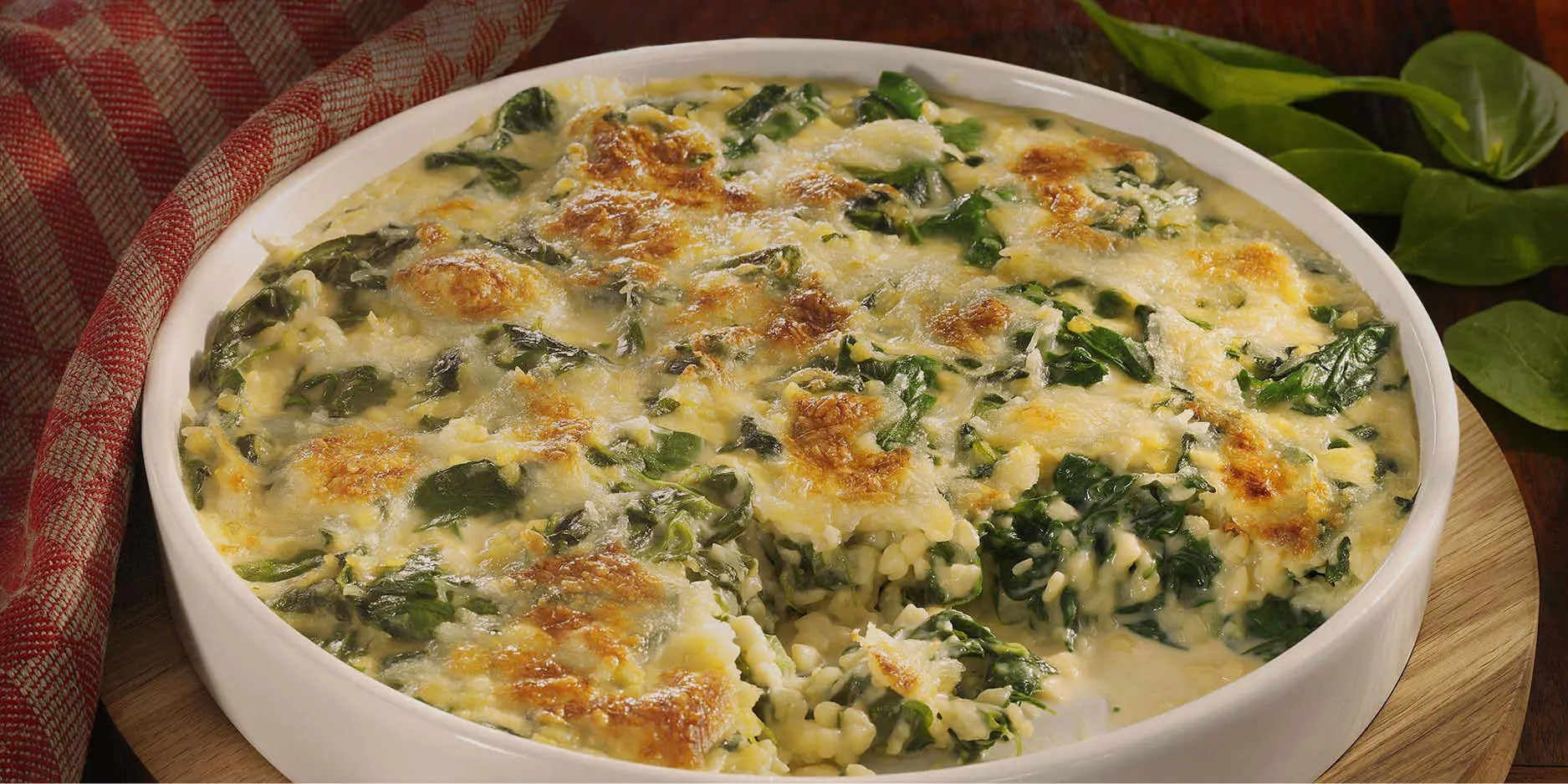 Spinat-Käse-Gratin mit Pinienkernen