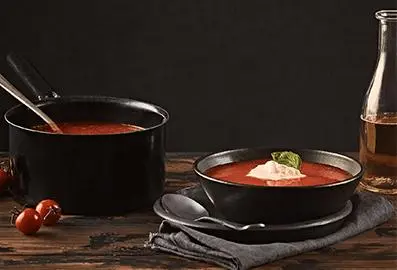 Tomatensuppe mit Basilikum-Rahmhaube