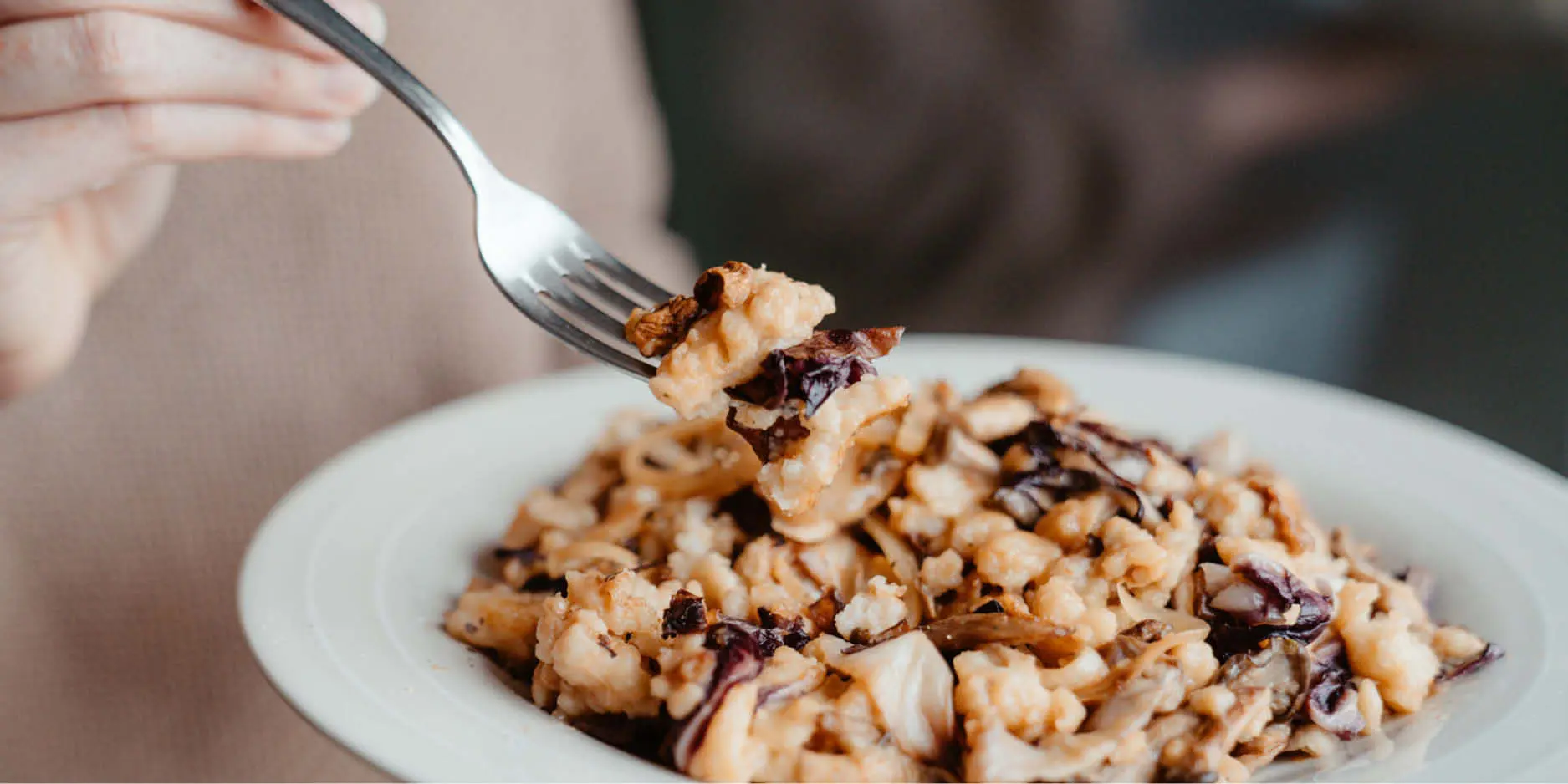 Vegane selbstgemachte Knöpfli mit einer Jägersauce