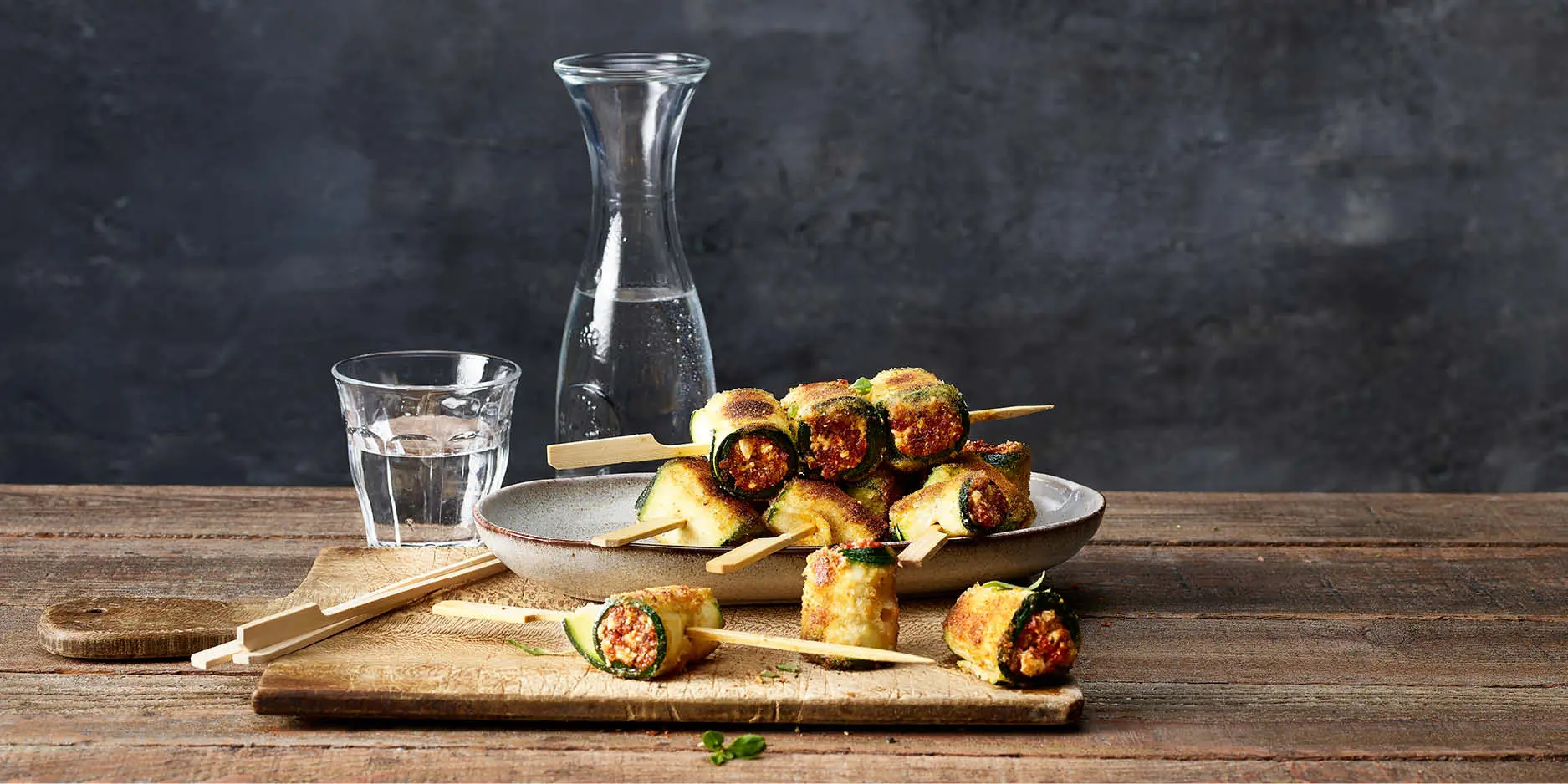 Zucchetti-Feta-Spiesse mit rotem Pesto