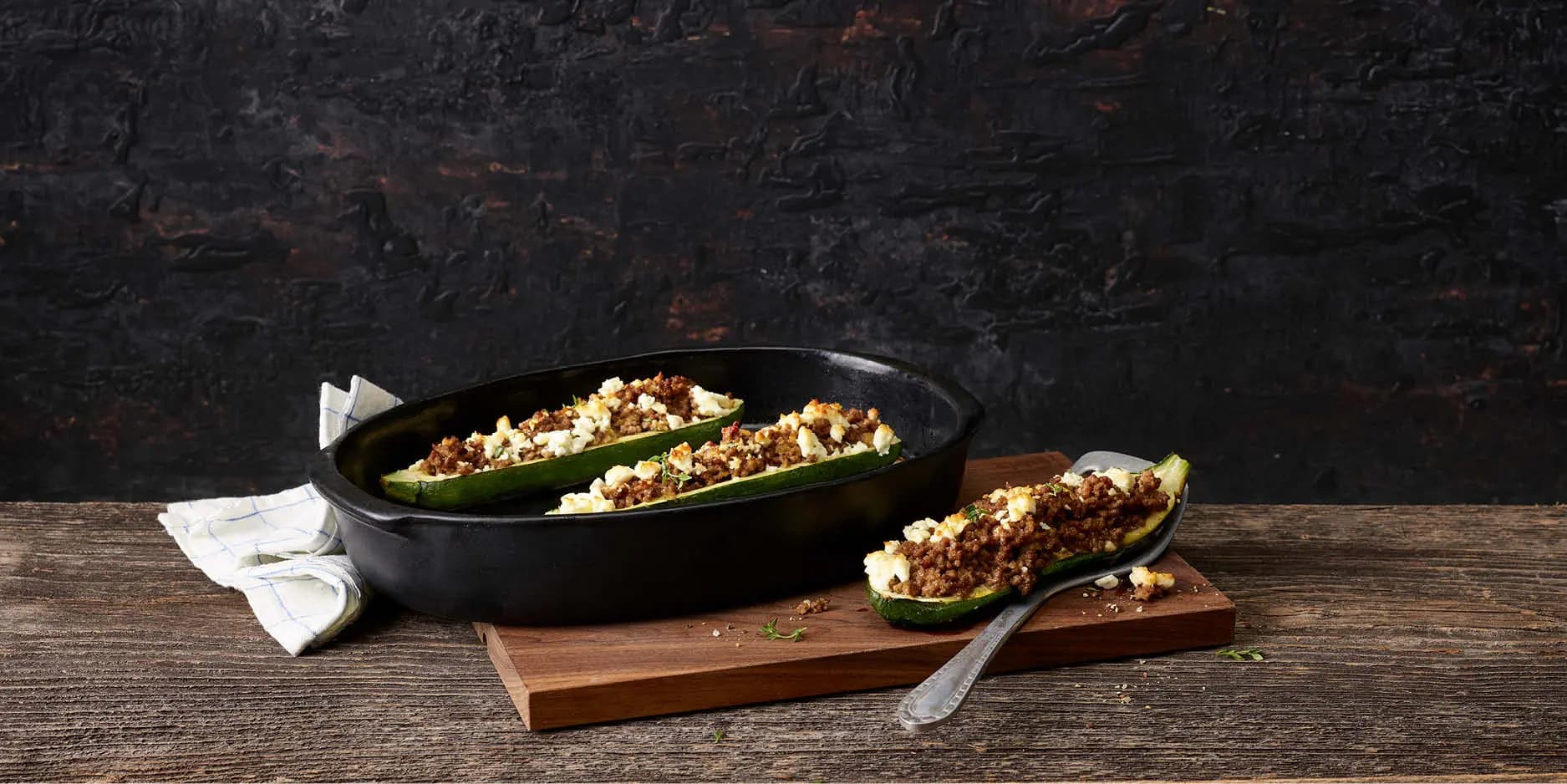 Zucchetti mit Hackfleischfüllung und Feta überbacken